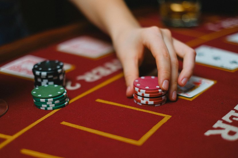 Low Volatility vs High Volatility Slots: Which Should You Play?